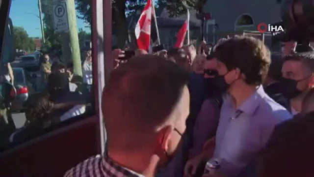 Kanada Başbakanı Trudeau'ya seçim ziyaretinde taşlı taarruz