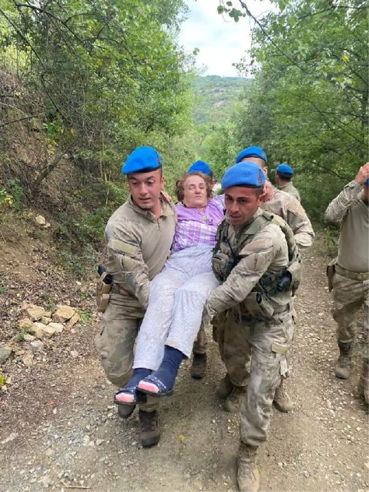 Kayıp alzheimer hastası kadın köye 2 kilometre uzaklıkta bulundu (2)