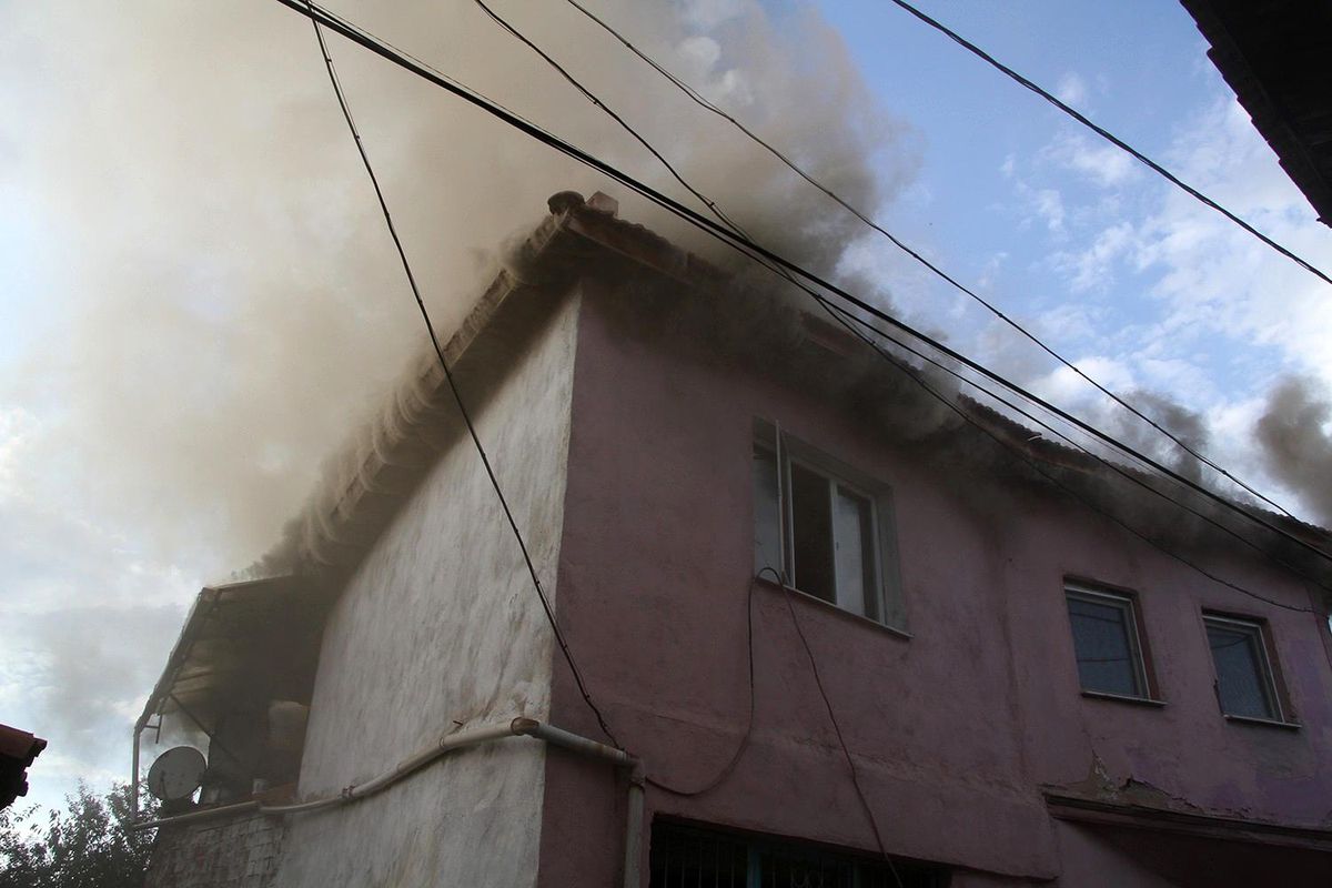 Kula'da tarihi bitişik 2 taş ev küle döndü