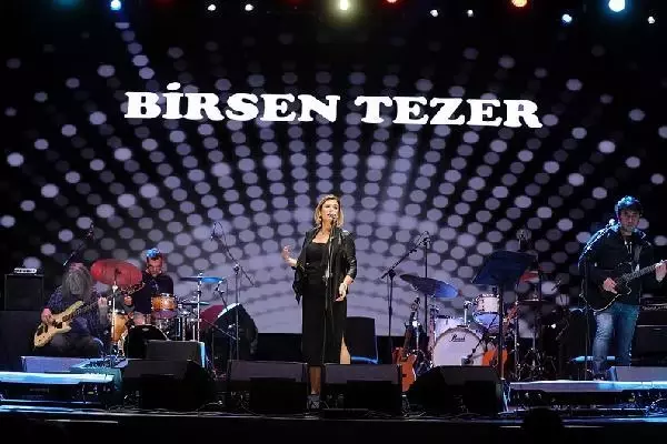 Kuruçeşme'de kalplere dokunan gece; Birsen Tezer ve Bülent Ortaçgil mest etti