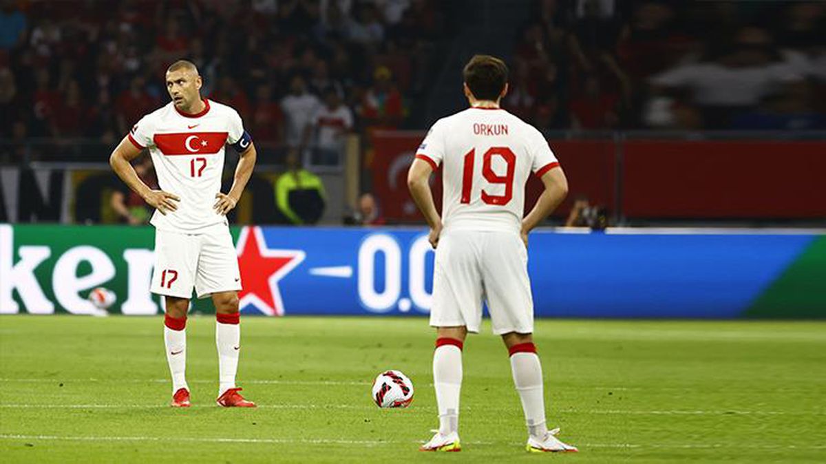 Türkler, Hollanda'da 'Kral'ı tahtından indirdi! Burak Yılmaz oyundan çıkarken ıslıklandı