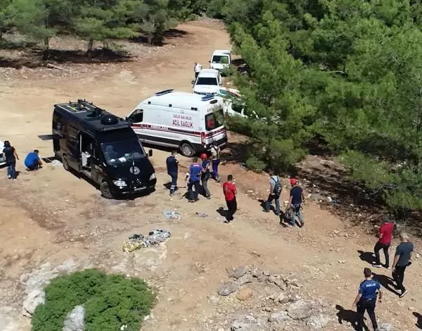 Uçurumda mahsur kalan 2 defineciyi ekipler kurtardı