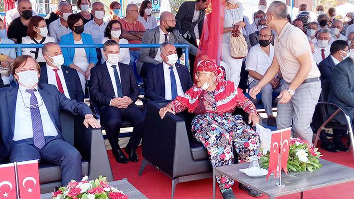 Yaşlı kadın, sahneye çıkan belediye başkanının koltuğuna oturdu! Korumalar kaldırmak için dakikalarca dil döktü