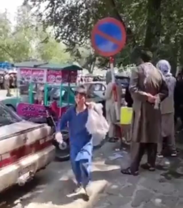 Yüzlerce Afgan bayan, Kabil sokaklarını "Özgürlük" sloganlarıyla inletti! Taliban göstericileri ateş açarak dağıttı