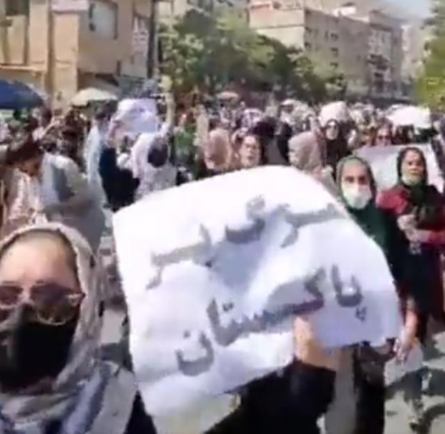 Yüzlerce Afgan bayan, Kabil sokaklarını "Özgürlük" sloganlarıyla inletti! Taliban göstericileri ateş açarak dağıttı