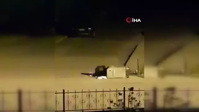 Aç kalan ayı, çöp konteynerinde böyle yiyecek aradı Aç kalan ayı, çöp konteynerinde böyle yiyecek aradı