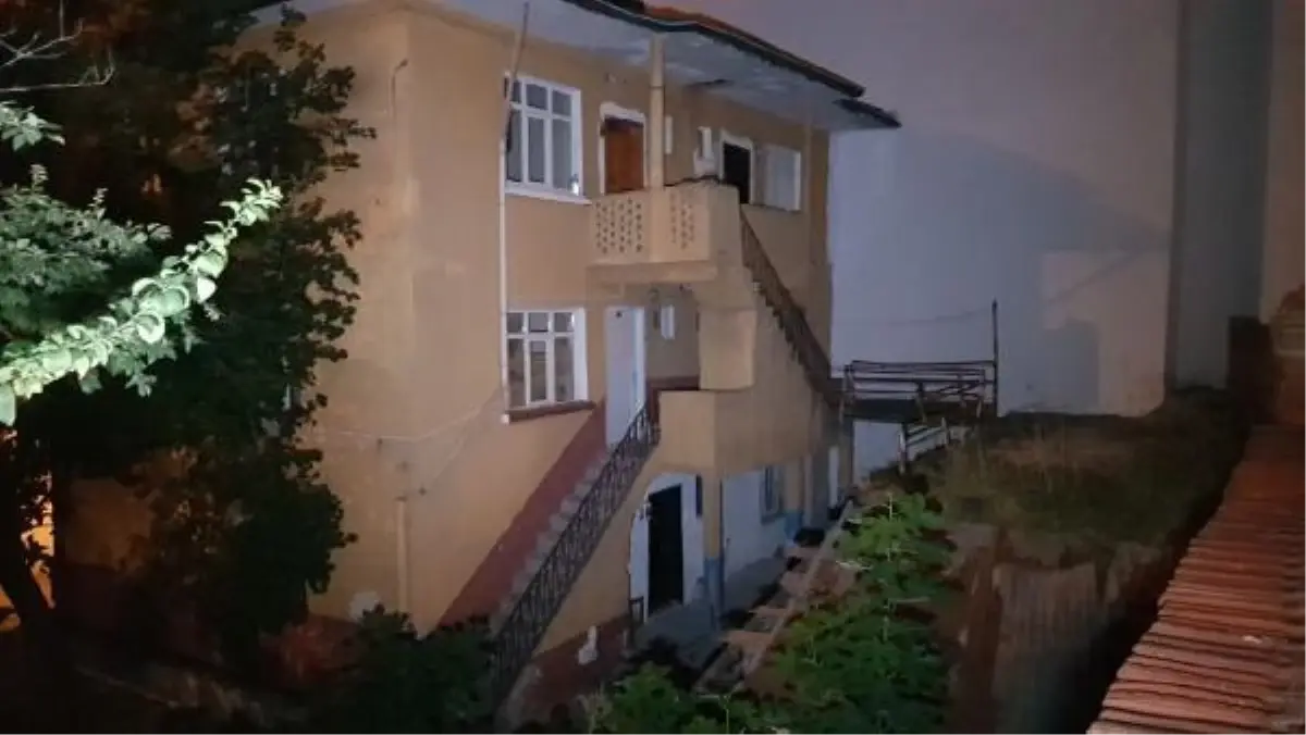 Balkon yıkılınca beton zemine düşüp yaralandılar