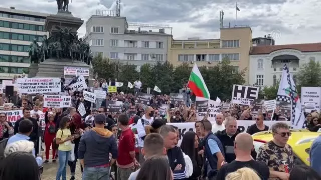 Bulgaristan'da lokanta sahipleri Kovid-19 önlemlerini protesto etti