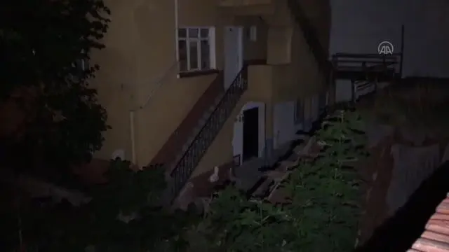 Duvarı yıkılan balkondan düşen 2 kişi yaralandı Duvarı yıkılan balkondan düşen 2 kişi yaralandı