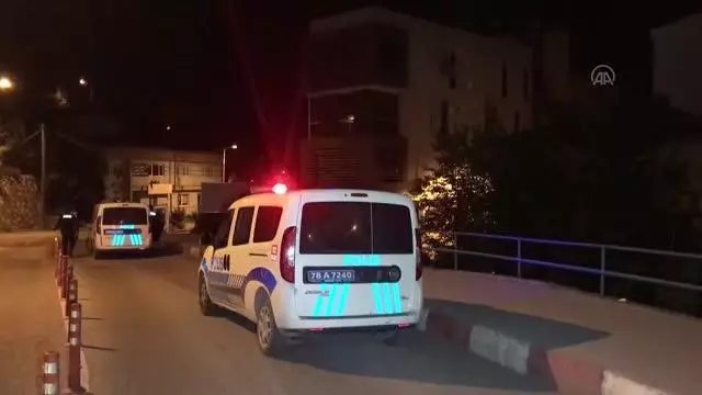 Duvarı yıkılan balkondan düşen 2 kişi yaralandı