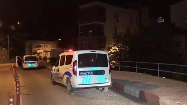 Duvarı yıkılan balkondan düşen 2 kişi yaralandı