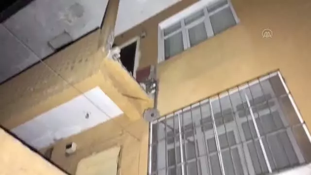 Duvarı yıkılan balkondan düşen 2 kişi yaralandı