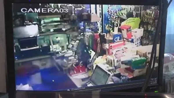 Son dakika haber... Ehliyet soran trafik polislerine bıçak çektiği iddia edilen şüpheli tabanca ile vurularak etkisiz hale getirildi
