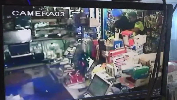 Son dakika haber... Ehliyet soran trafik polislerine bıçak çektiği iddia edilen şüpheli tabanca ile vurularak etkisiz hale getirildi