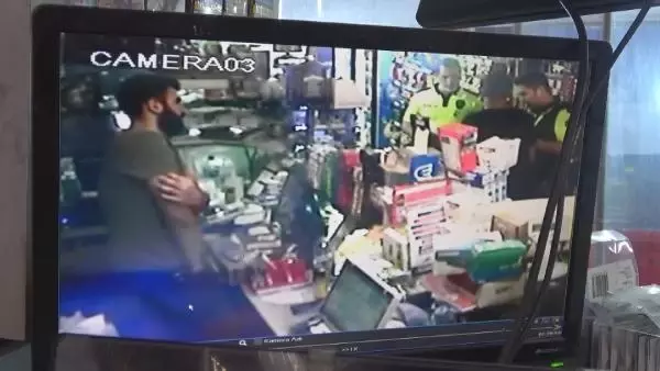 Son dakika haber... Ehliyet soran trafik polislerine bıçak çektiği iddia edilen şüpheli tabanca ile vurularak etkisiz hale getirildi
