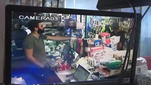 Son dakika haber... Ehliyet soran trafik polislerine bıçak çektiği iddia edilen şüpheli tabanca ile vurularak etkisiz hale getirildi
