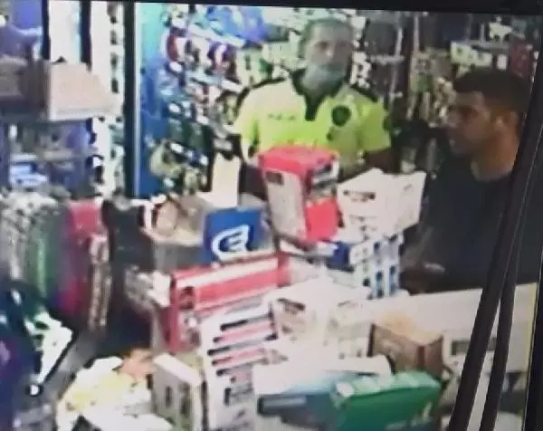 Son dakika haber... Ehliyet soran trafik polislerine bıçak çektiği iddia edilen şüpheli tabanca ile vurularak etkisiz hale getirildi Son dakika haber... Ehliyet soran trafik polislerine bıçak çektiği iddia edilen şüpheli tabanca ile vurularak etkisiz hale getirildi