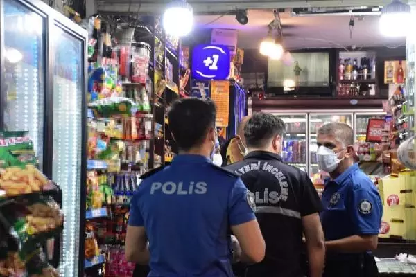 Son dakika haber... Ehliyet soran trafik polislerine bıçak çektiği iddia edilen şüpheli tabanca ile vurularak etkisiz hale getirildi