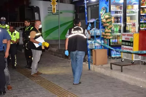 Son dakika haber... Ehliyet soran trafik polislerine bıçak çektiği iddia edilen şüpheli tabanca ile vurularak etkisiz hale getirildi