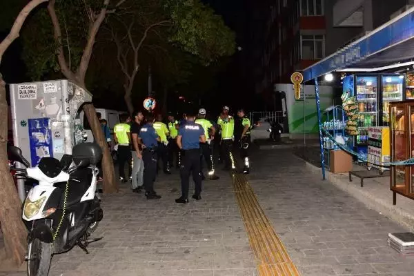 Son dakika haber... Ehliyet soran trafik polislerine bıçak çektiği iddia edilen şüpheli tabanca ile vurularak etkisiz hale getirildi