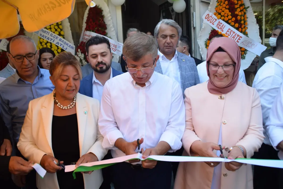 Gelecek Partisi Genel Başkanı Davutoğlu, Kuşadası'nda partisinin ilçe başkanlığını açtı