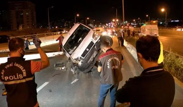 Hasarlı kaza sonrası trafiği yavaşlatırken, 2 otomobilin çarpması sonucu öldü Hasarlı kaza sonrası trafiği yavaşlatırken, 2 otomobilin çarpması sonucu öldü