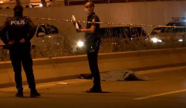 Hasarlı kaza sonrası trafiği yavaşlatırken, 2 otomobilin çarpması sonucu öldü