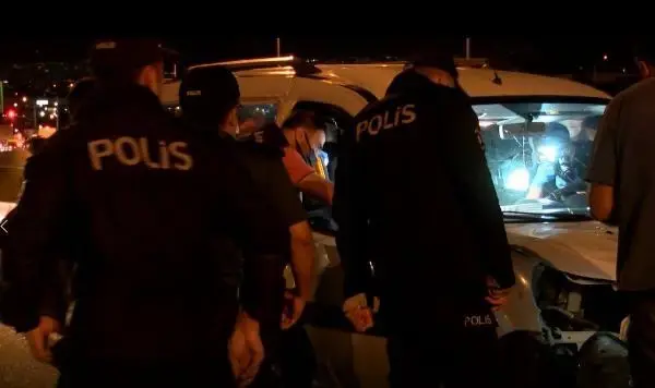 Hasarlı kaza sonrası trafiği yavaşlatırken, 2 otomobilin çarpması sonucu öldü