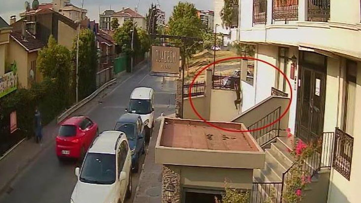 15 yaşındaki genç, tek başına iki hırsızı alt etti! O anlar güvenlik kamerasında