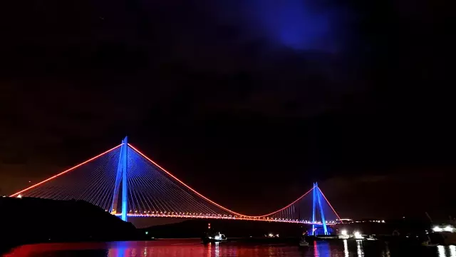 Köprüler DMD hastalığı farkındalığı için aydınlatıldı