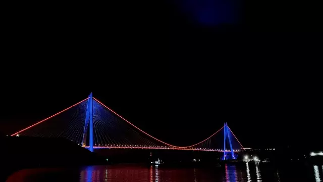 Köprüler DMD hastalığı farkındalığı için aydınlatıldı