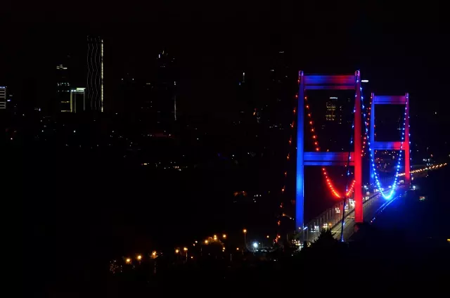 Köprüler DMD hastalığı farkındalığı için aydınlatıldı