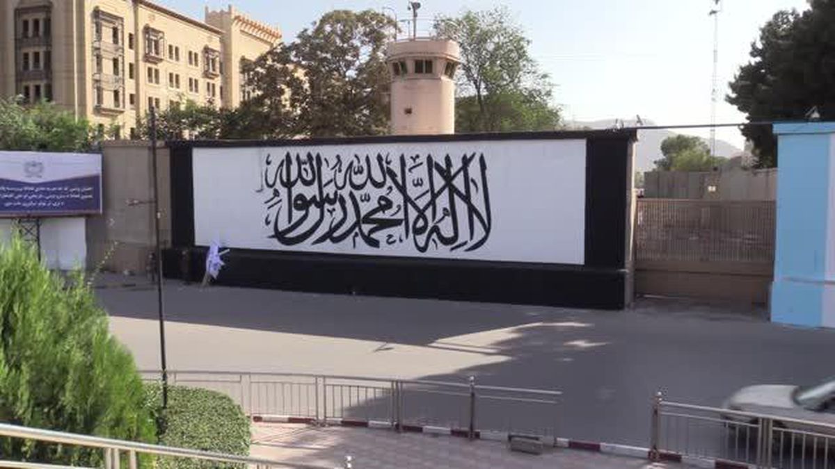 Kabil'de terk edilen ABD Büyükelçiliğinin önüne Taliban bayrağı resmedildi