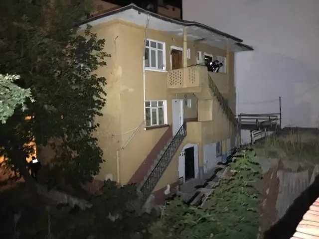 Duvarı yıkılan balkondan düşen 2 kişi yaralandı