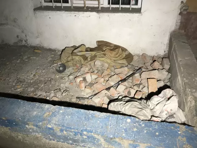 Duvarı yıkılan balkondan düşen 2 kişi yaralandı