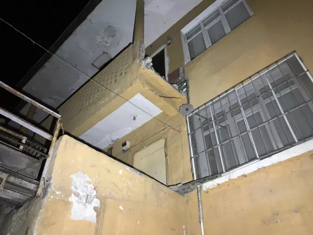 Duvarı yıkılan balkondan düşen 2 kişi yaralandı