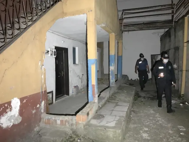 Duvarı yıkılan balkondan düşen 2 kişi yaralandı