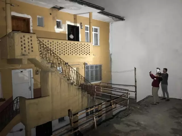 Duvarı yıkılan balkondan düşen 2 kişi yaralandı