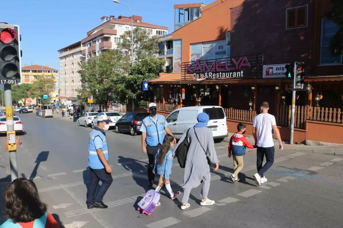 Kartal Belediyesi'nden öğrencilerin güvenliği için okul önlerinde trafik uygulaması