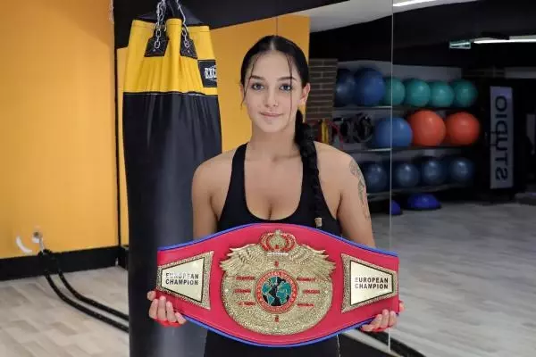 Son dakika gündem: KİLO VERMEK İÇİN BAŞLADIĞI BOKSTA İLK ALTIN KEMERİNİ NAKAVTLA KAZANDI