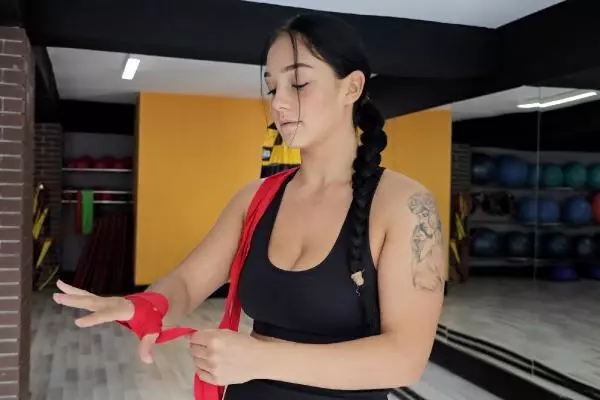 Son dakika gündem: KİLO VERMEK İÇİN BAŞLADIĞI BOKSTA İLK ALTIN KEMERİNİ NAKAVTLA KAZANDI