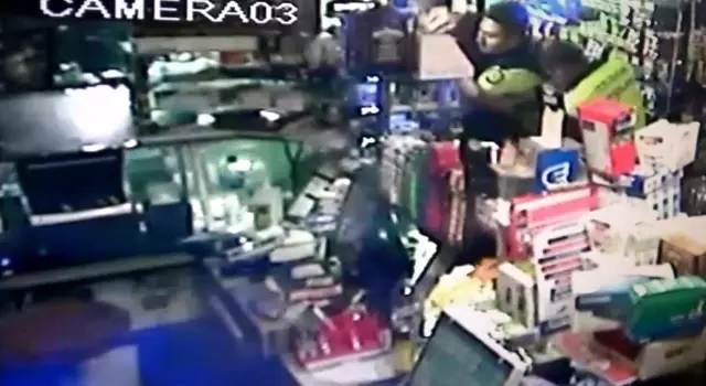 Polise bıçak çeken şüpheli bacağından vurularak etkisiz hale getirildi Polise bıçak çeken şüpheli bacağından vurularak etkisiz hale getirildi