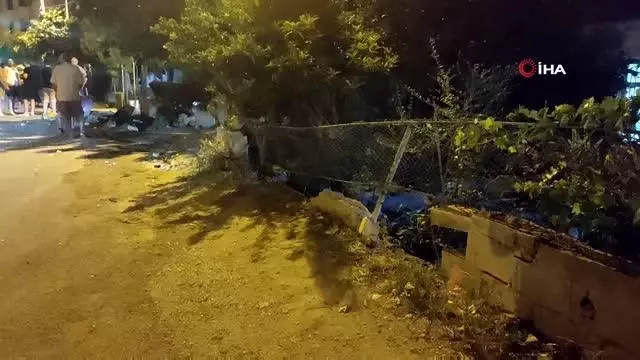 Kontrolden çıkan otomobil 2 evin bahçe duvarına çarptı: 1 yaralı Kontrolden çıkan otomobil 2 evin bahçe duvarına çarptı: 1 yaralı