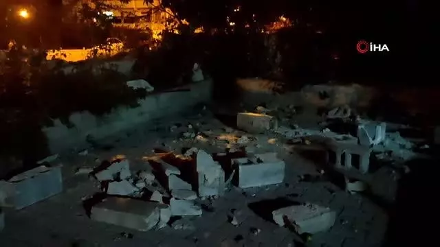 Kontrolden çıkan otomobil 2 evin bahçe duvarına çarptı: 1 yaralı