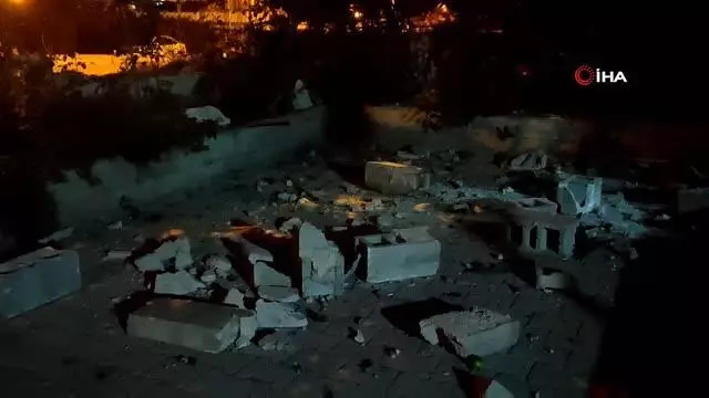 Kontrolden çıkan otomobil 2 evin bahçe duvarına çarptı: 1 yaralı