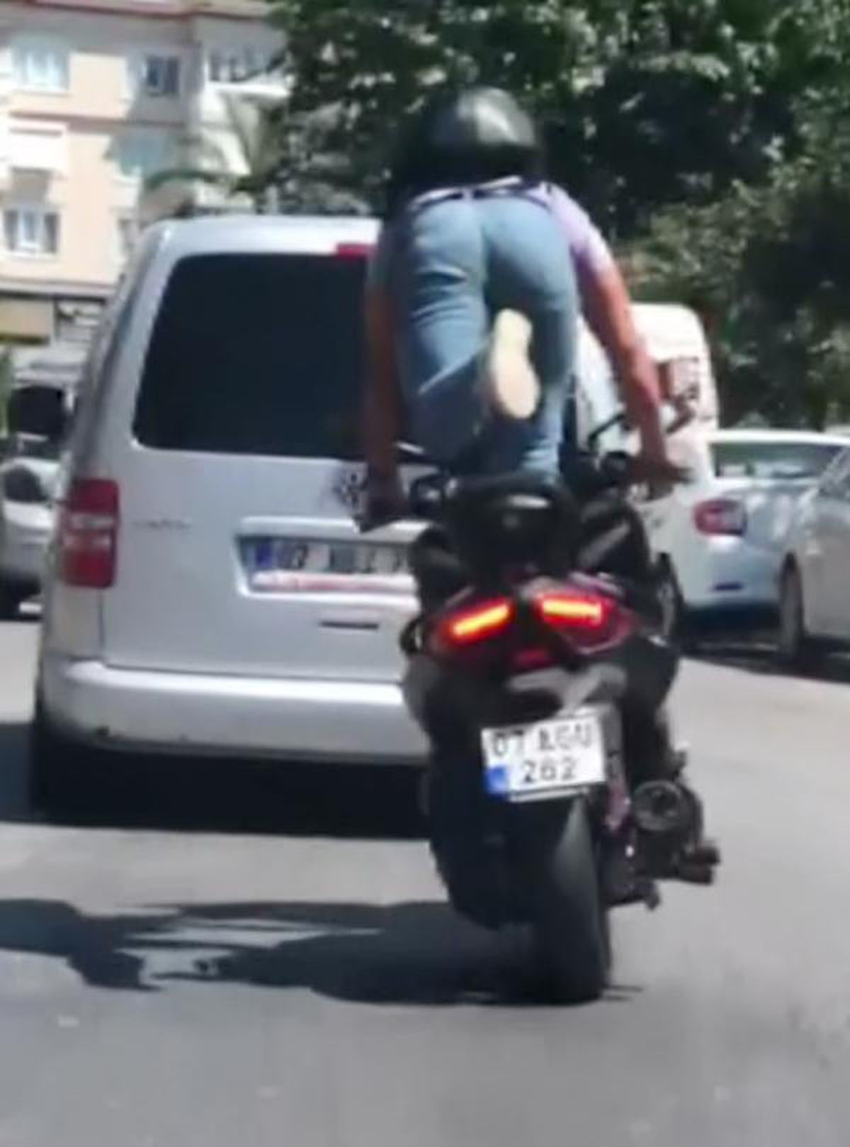 MOTOSİKLET ÜZERİNDE AYAĞA KALKAN SÜRÜCÜYE 1483 LİRA CEZA
