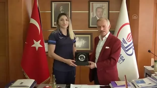 Olimpiyat üçüncüsü Merve Çoban, Bayrampaşa Belediye Başkanı Aydıner'i ziyaret etti