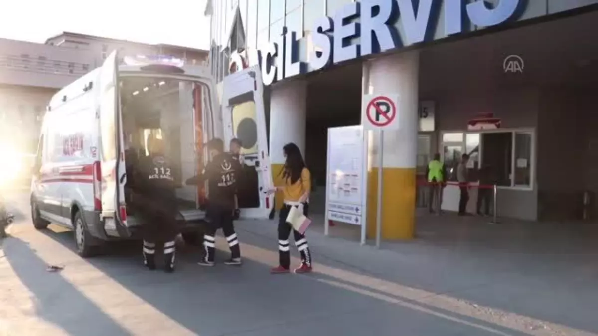 Otomobil ile minibüsün çarpıştığı trafik kazasında 9 kişi yaralandı