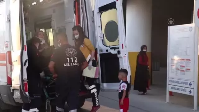 Otomobil ile minibüsün çarpıştığı trafik kazasında 9 kişi yaralandı