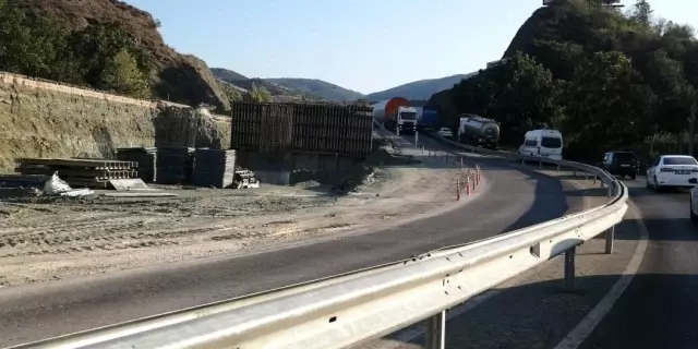 Rüzgar türbin kanadını taşıyan tır sıkışınca trafik felç oldu